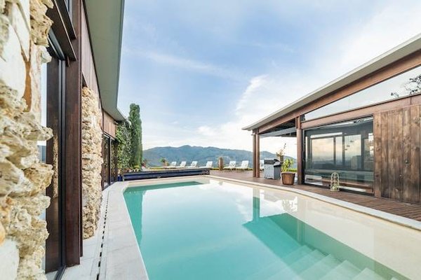 Les avantages d'investir dans une piscine de luxe pour votre propriété de prestige